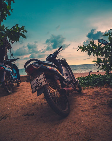 אופנוע בחוף - Canvas4u קנבס פור יו - תמונת קנבס